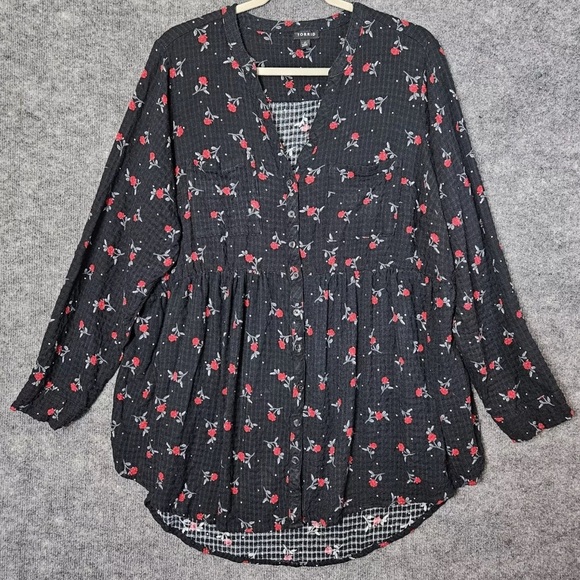 Torrid Tunic Womens 1X Black Red Roses Floral Emma Crinkle Knit Hi Lo Button Up - Picture 1 of 11